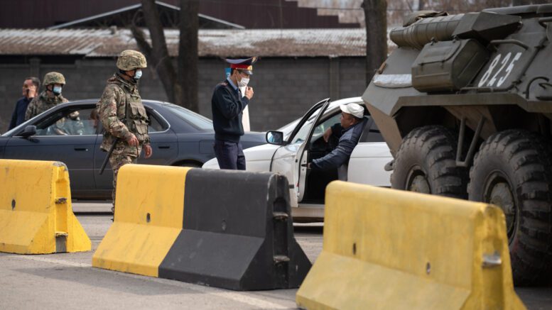 Блокпосты с танками выставили в Алматы - комментарий Минобороны
