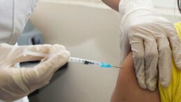 В Казахстане разрешили платную вакцинацию препаратом Pfizer
