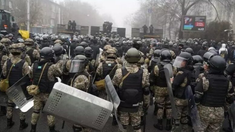 Митингующие в Алматы ворвались в здание городского акимата
