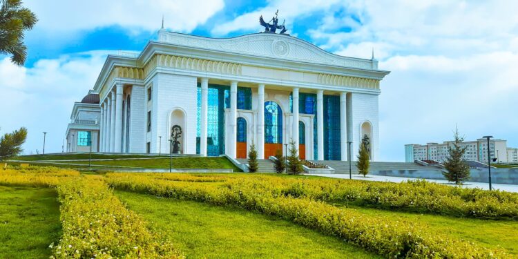 Казахскому драмтеатру имени Куанышбаева будет присвоен национальный статус