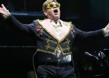 Что случилось с Элтоном Джоном?