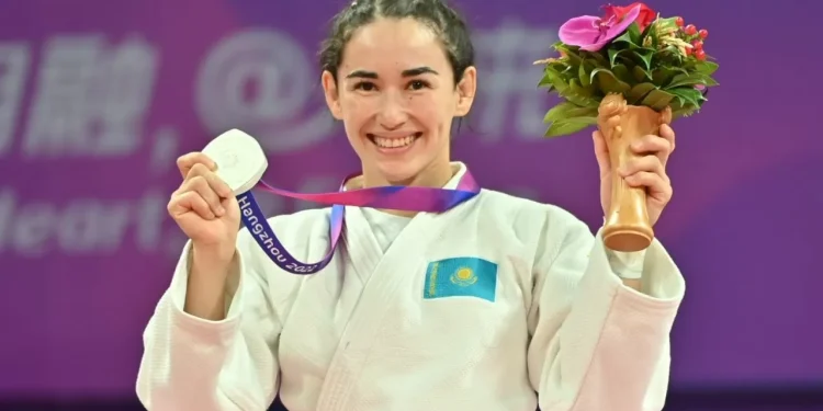 Какое место занимает Казахстан в медальном зачете после первого дня Азиады