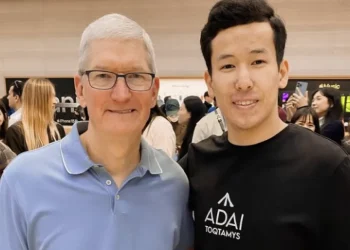 Гендиректор Apple Тим Кук вручил новый iPhone 15 жителю Актау