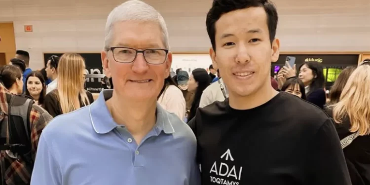 Гендиректор Apple Тим Кук вручил новый iPhone 15 жителю Актау