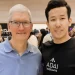 Гендиректор Apple Тим Кук вручил новый iPhone 15 жителю Актау