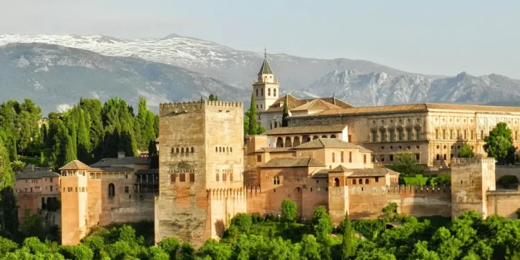 Пашинян и Алиев намерены встретиться в Гранаде 5 октября