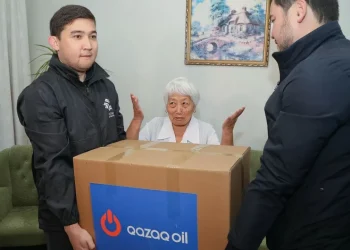 Qazaq Oil раздал продуктовые наборы нуждающимся семьям в столице