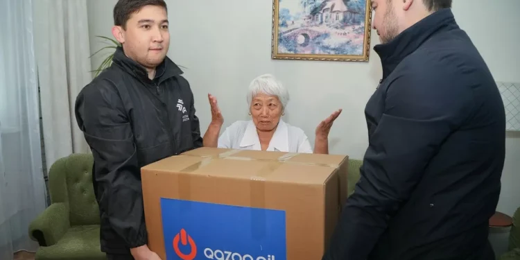 Qazaq Oil раздал продуктовые наборы нуждающимся семьям в столице