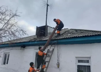 Сильный ветер сносил остановки и срывал крыши в Семее