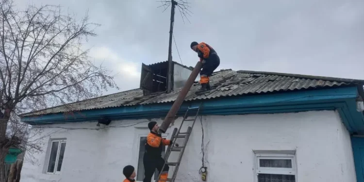 Сильный ветер сносил остановки и срывал крыши в Семее