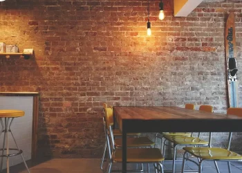 За что российского ресторатора Александра Орлова объявили в федеральный розыск?