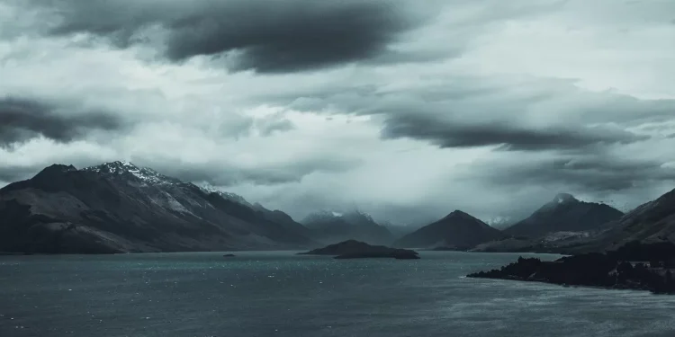 Сильный ветер сломал пирс и сорвал кровлю с домов в Мангистауской области