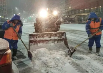Свыше 2 тыс. дорожных рабочих и около 1 тыс. единиц спецтехники очищают улицы Астаны от льда и снега