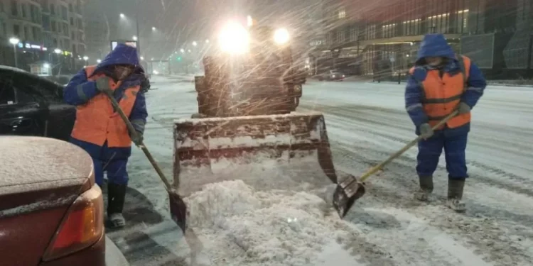 Свыше 2 тыс. дорожных рабочих и около 1 тыс. единиц спецтехники очищают улицы Астаны от льда и снега