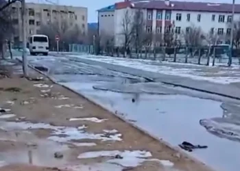 В Актау более недели вода из-за порыва течет в никуда – СМИ