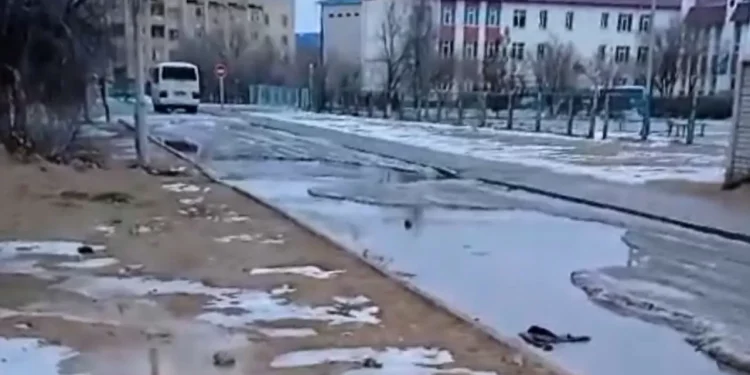 В Актау более недели вода из-за порыва течет в никуда – СМИ