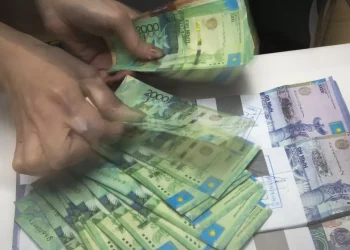 Казахстанцы отправили в Россию вдвое больше средств, чем получили