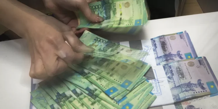 Казахстанцы отправили в Россию вдвое больше средств, чем получили