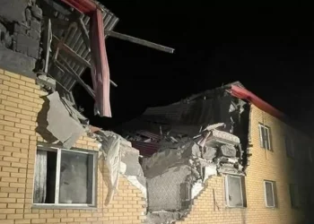 Два человека погибли и пятеро получили травмы после взрыва в поселке Ботакара