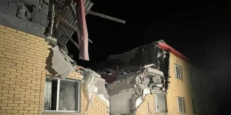 Два человека погибли и пятеро получили травмы после взрыва в поселке Ботакара