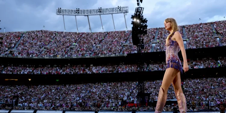 Экономисты повысили прогноз роста ВВП Сингапура из-за тура Тейлор Свифт