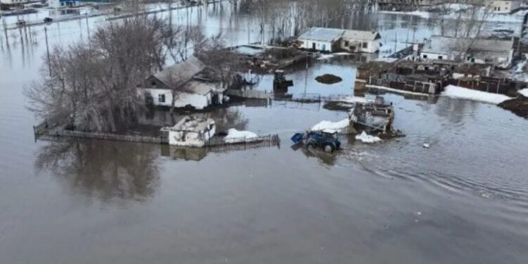 Сеть АЗС Qazaq Oil выделила 150 миллионов тенге пострадавшим от паводков