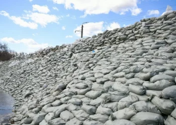 Дополнительные военные силы перебрасывают в Уральск на борьбу с паводком