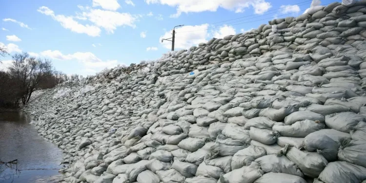 Дополнительные военные силы перебрасывают в Уральск на борьбу с паводком