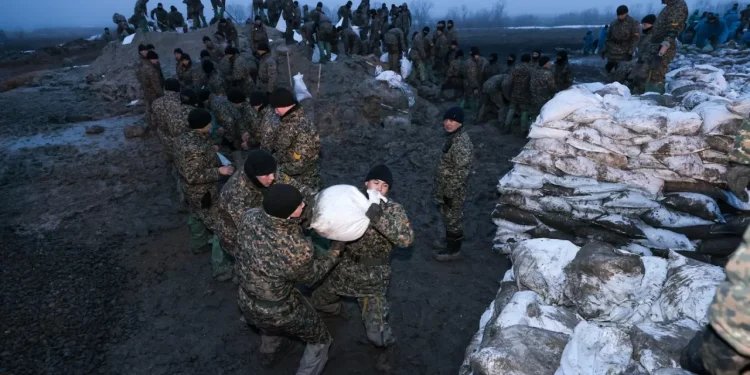 В СКО укрепляют дамбы на случай перелива реки Есиль