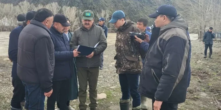 Паводки в РК: глава минэкологии посетил Восточно-Казахстанскую область