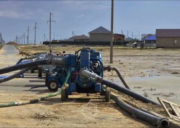 Круглосуточно откачивают воду из подтопленных домов в Атырауской области