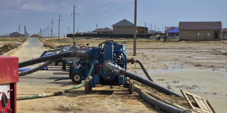 Круглосуточно откачивают воду из подтопленных домов в Атырауской области