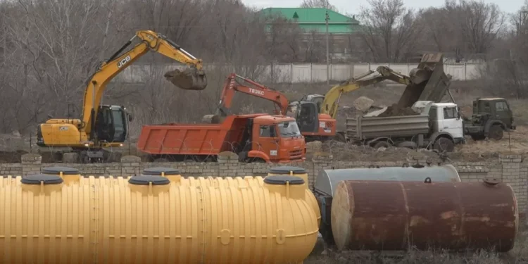 Паводок в Казахстане: люди постепенно возвращаются в свои дома