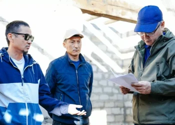 Аким Атырауской области рассказал о компенсации ущерба от паводка жителям города Кульсары