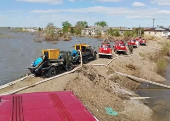 В двух регионах Казахстана продолжают бороться с паводком и его последствиями