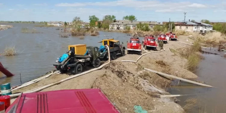 В двух регионах Казахстана продолжают бороться с паводком и его последствиями