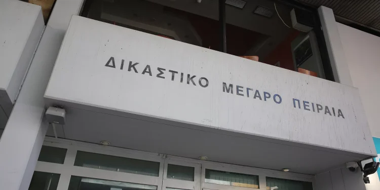 Пожар на острове Идра: 11 членов экипажа яхты освобождены под залог