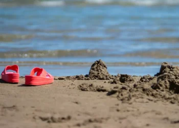 В туристический сезон пляжи Актау остаются бесхозными