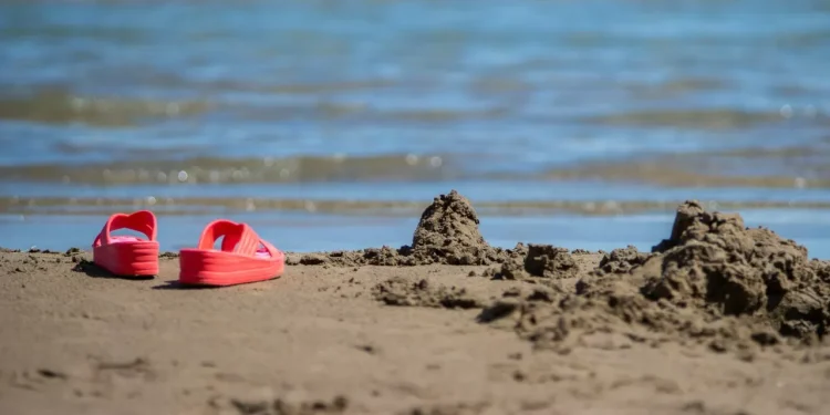 В туристический сезон пляжи Актау остаются бесхозными