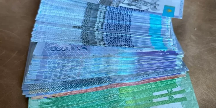 Кто в Казахстан зарабатывает больше полумиллиона тенге?