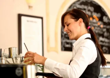 Казахстанские подростки массово выходят на рынок труда: 80 тыс. резюме за полгода