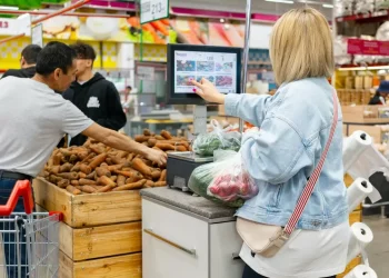 Половину расходов казахстанцев по-прежнему составляют продукты питания