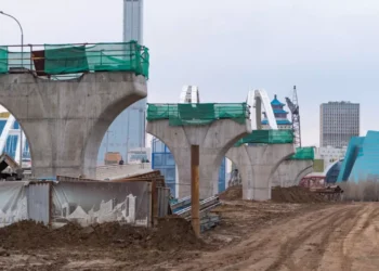 В центре Астаны ограничили движение из-за демонтажа конструкций LRT