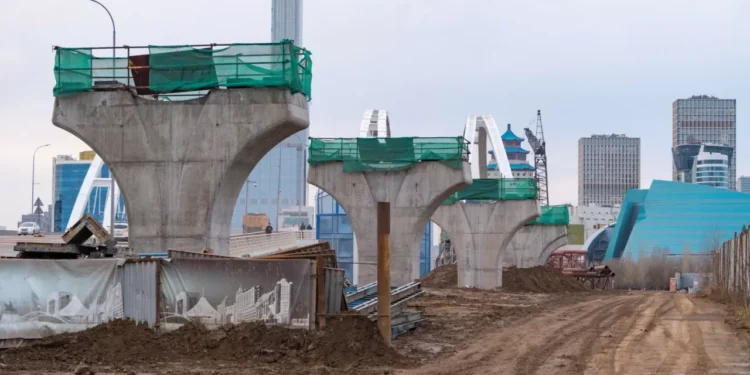 В центре Астаны ограничили движение из-за демонтажа конструкций LRT