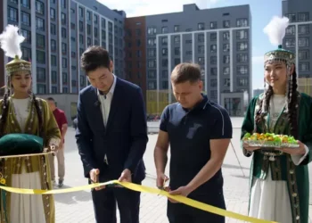 Фонд Тимура Кулибаева передал 400 квартир акимату Астаны для семей, нуждающихся в поддержке