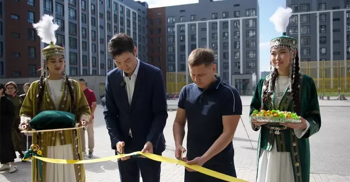 Фонд Тимура Кулибаева передал 400 квартир акимату Астаны для семей, нуждающихся в поддержке