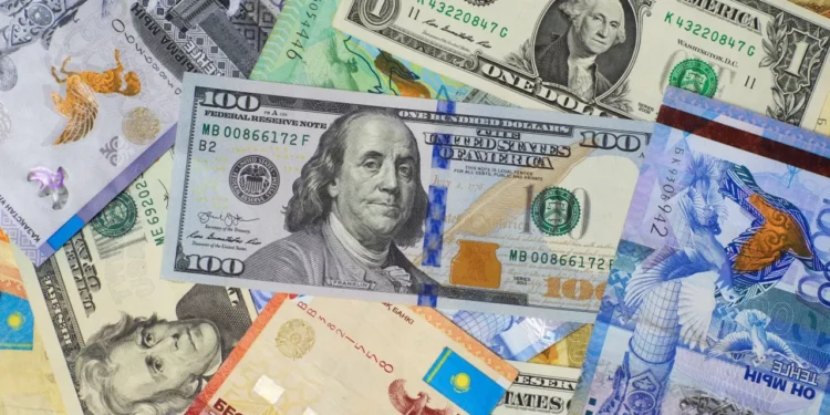 Резкий рост продаж валюты из Нацфонда не спас тенге от падения