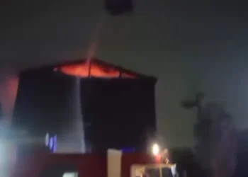 Крупный пожар в общежитии в Астане с трудом потушили из-за автомобилей