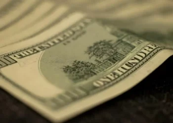 В обменниках Казахстана доллар продают уже по 518 тенге