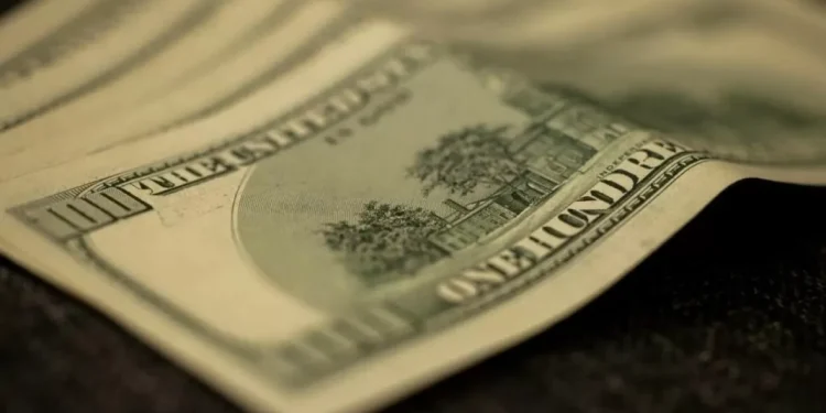 В обменниках Казахстана доллар продают уже по 518 тенге